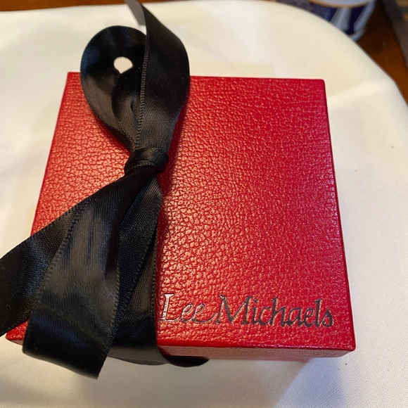 Lee Michael jewelry box.  Red great condition 3 1/2 square - Picture 1 of 7
